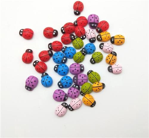 New Age Devi - Set van 100 kleurrijke houten lieveheersbeestjes met plakkertjes - afmeting 12 cm x 9 mm - mix van rood groen blauw roze oranje en geel - verpakt in 1 zakje