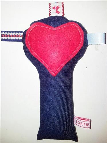Toetie & Zo Handgemaakte Rammelaar Jeans - Knuffel -  Blauw- Rood - Wit - Speelgoed - Baby - Kind