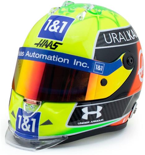 De 1:2 Schuberth Helm van Mick Schumacher van seizoen 2021. De fabrikant van het schaalmodel is Schuberth.Dit model is alleen online verkrijgbaar.