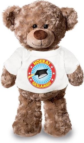 Knuffelbeer Hoera Geslaagd! met wit shirtje en afstudeerhoedje print 24 cm - Eindexamen/afstuderen cadeau