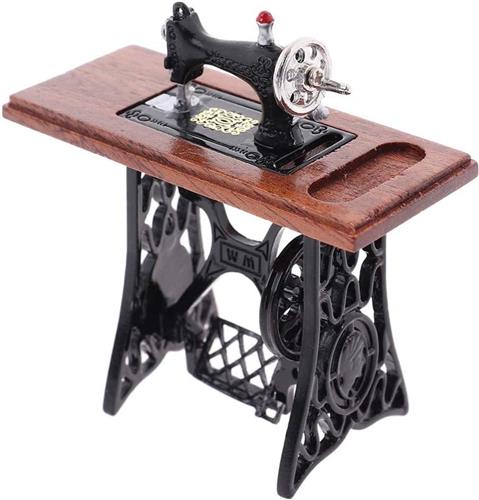 JGS Premium - Poppenhuis Naaimachine 1:12 Miniatuur Meubels met Schaar en Ruit Doek - Speelgoed voor Poppenhuis Decoratie