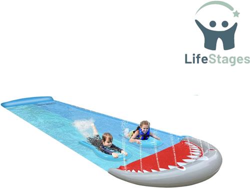 LifeStages - Buikschuifbaan - Outdoor Zomergazonwaterglijbaan - Haai-Stijl - Waterspeelgoed - Tuinwatermat - Waterglijbaan met 2 x Surfplank - met Ingebouwde Sproeier - Zomerspeelgoed voor Kinderen en Volwassenen