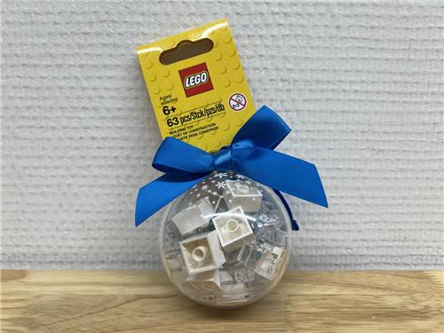 LEGO Classic 851358 - Kerstbal met vulling van witte, lichtblauwe- en doorschijnende LEGO stenen