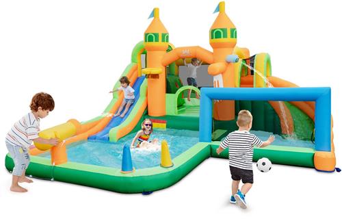 COSTWAY Springkasteel met glijbaan, klimwand, basketbalmand, voetbaldoel, ringwerpspel, waterpark voor buiten, incl. opblaasbare basketbal en voetbal, draagtas en reparatieset