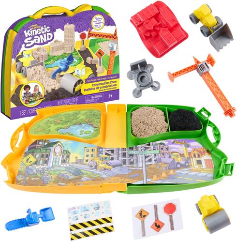 Kinetic Sand - Bouwterrein Speelset met Kneedbaar Speelzand - 453 g Speelzand, 2 Speelgoedtrucks, Kraan, Gereedschap en Opbergdoos - Sensorisch Speelgoed