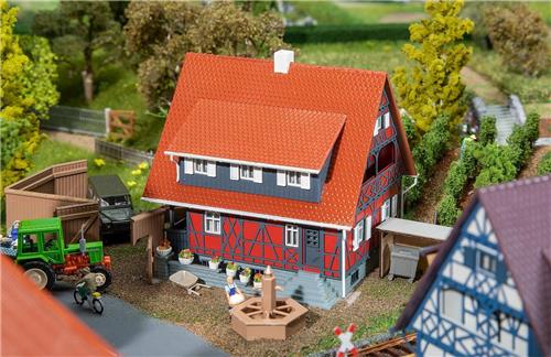 Faller - 1:87 Vakwerkhuis Met Waterput (2/22) *fa130587 - modelbouwsets, hobbybouwspeelgoed voor kinderen, modelverf en accessoires