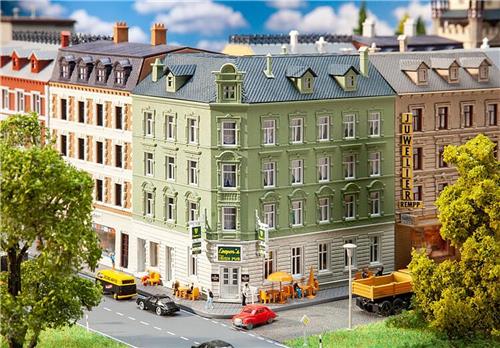 Faller - Town corner house with pub - FA232313 - modelbouwsets, hobbybouwspeelgoed voor kinderen, modelverf en accessoires