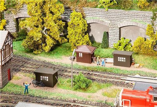 Faller - Engine driver waiting shelter. 2 linemen - FA120272 - modelbouwsets, hobbybouwspeelgoed voor kinderen, modelverf en accessoires