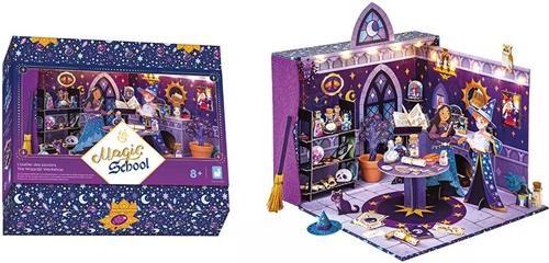 Janod Magic School - De Tovenaarswerkplaats - Een 3D Mini-Wereld Van Tovenaars Om Zelf In Elkaar Te Zetten - Licht Op In Het Donker Dankzij De Meegeleverde Lichtslinger! - Geschikt Vanaf 8 Jaar