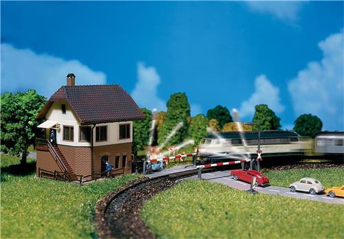 Faller - Overweg met seinhuis