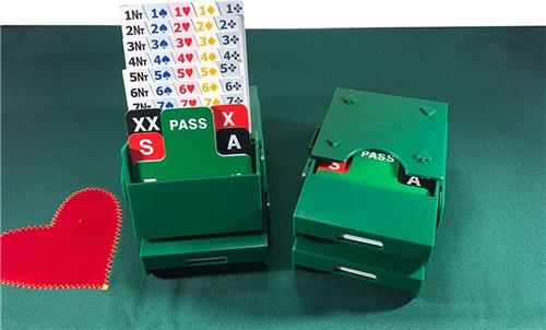 Bridge Super biedbox, complete set van 4 stuks in de kleur groen. Inclusief 100% kunststof biedsetjes.