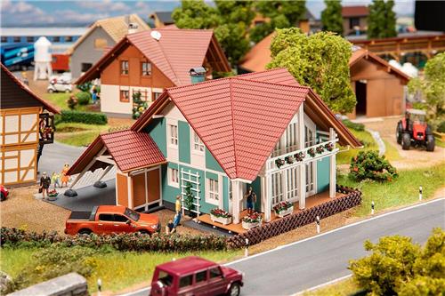 Faller - 1/87 WOONHUIS MET CARPORT (3/24) * - modelbouwsets, hobbybouwspeelgoed voor kinderen, modelverf en accessoires