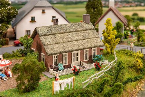 Faller - 1/87 NOORD-DUITS HUIS MET RIETEN DAK (4/24) * - modelbouwsets, hobbybouwspeelgoed voor kinderen, modelverf en accessoires