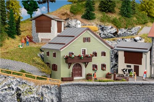 Faller - 1/87 WOONHUIS IN STIJL VAN ENGADIN - modelbouwsets, hobbybouwspeelgoed voor kinderen, modelverf en accessoires