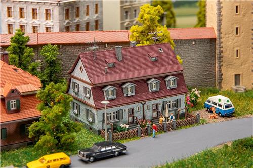 Faller - 1/160 TWEE ONDER EEN KAP WONING - modelbouwsets, hobbybouwspeelgoed voor kinderen, modelverf en accessoires